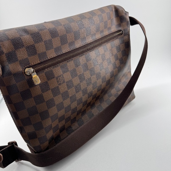 Louis Vuitton Damier Graphite Messenger Bag - Picture 15 of 16